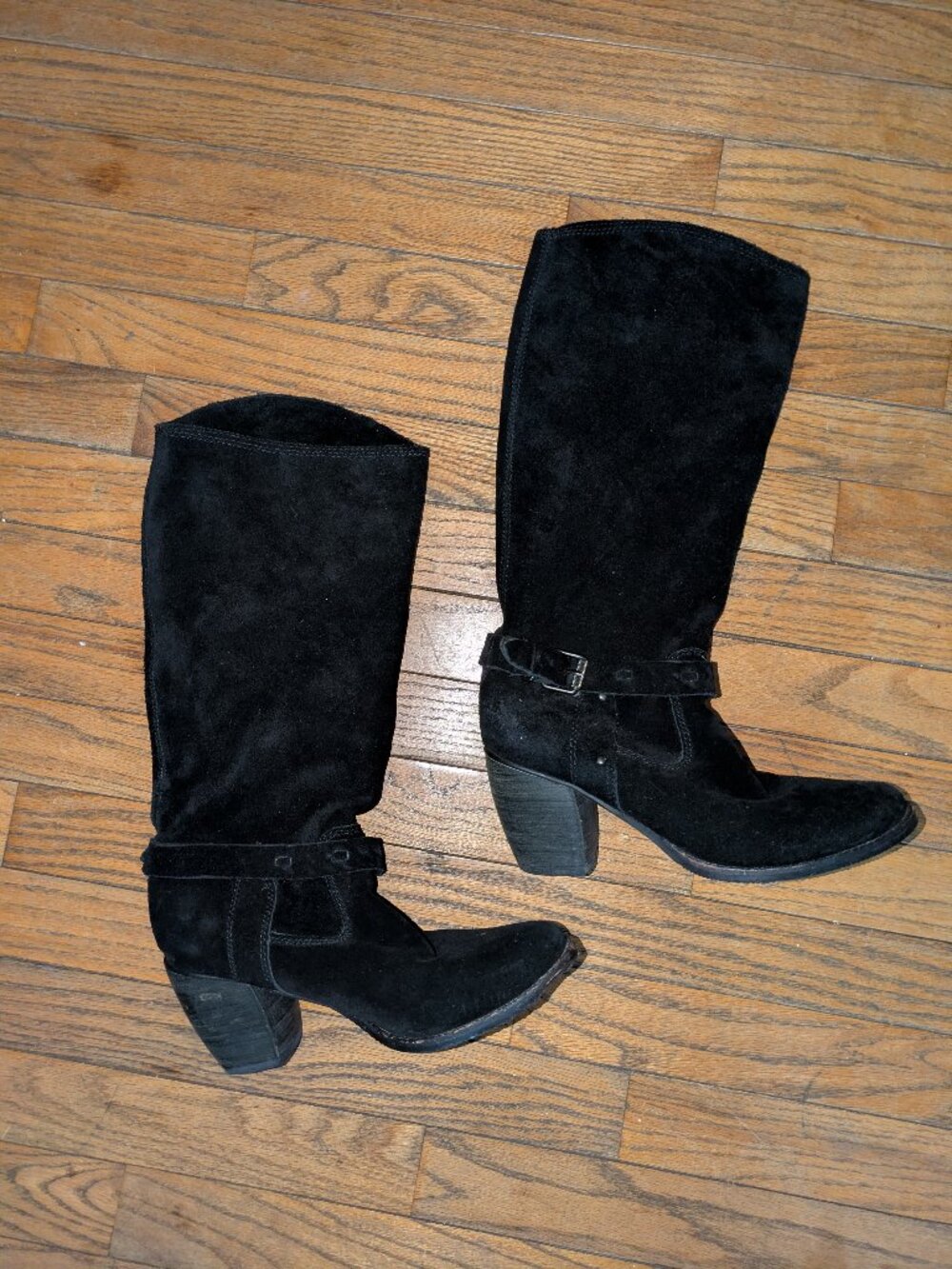 Bcbg generation size 8 and 1/2 suede boots